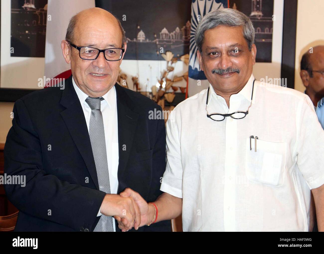 Ministro della difesa francese Jean Yves le Drian indiano ministro della difesa Manohar Parrikar agitare le mani il Rafale fighter New Delhi Foto Stock