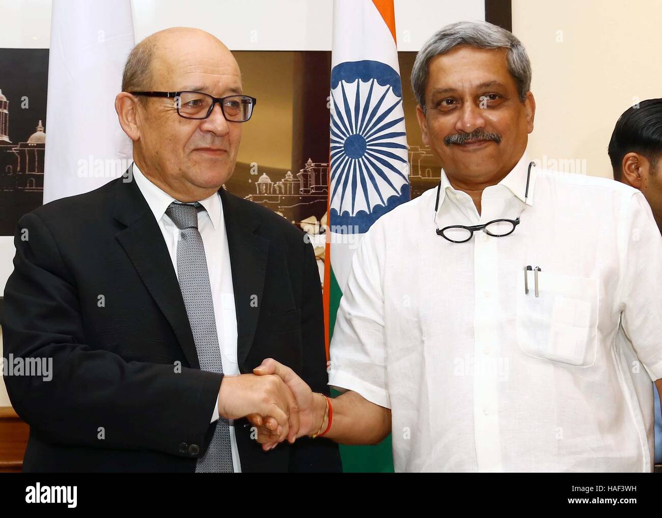 Ministro della difesa francese Jean Yves le Drian indiano ministro della difesa Manohar Parrikar agitare le mani il Rafale fighter New Delhi Foto Stock