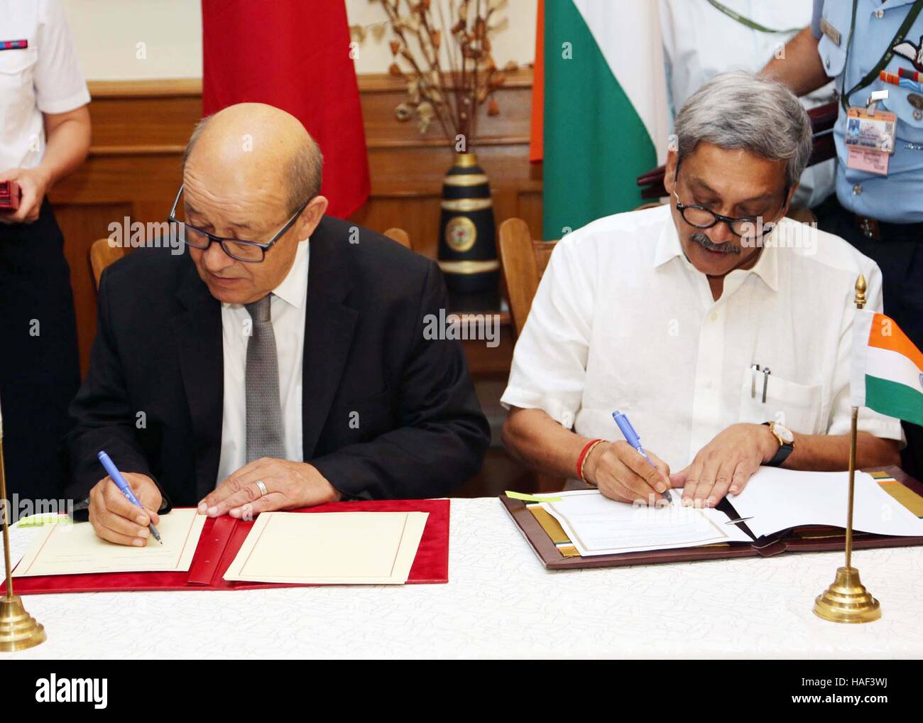 Ministro della difesa francese Jean Yves le Drian indiano ministro della difesa Manohar Parrikar India del Rafale jet fighter New Delhi Foto Stock