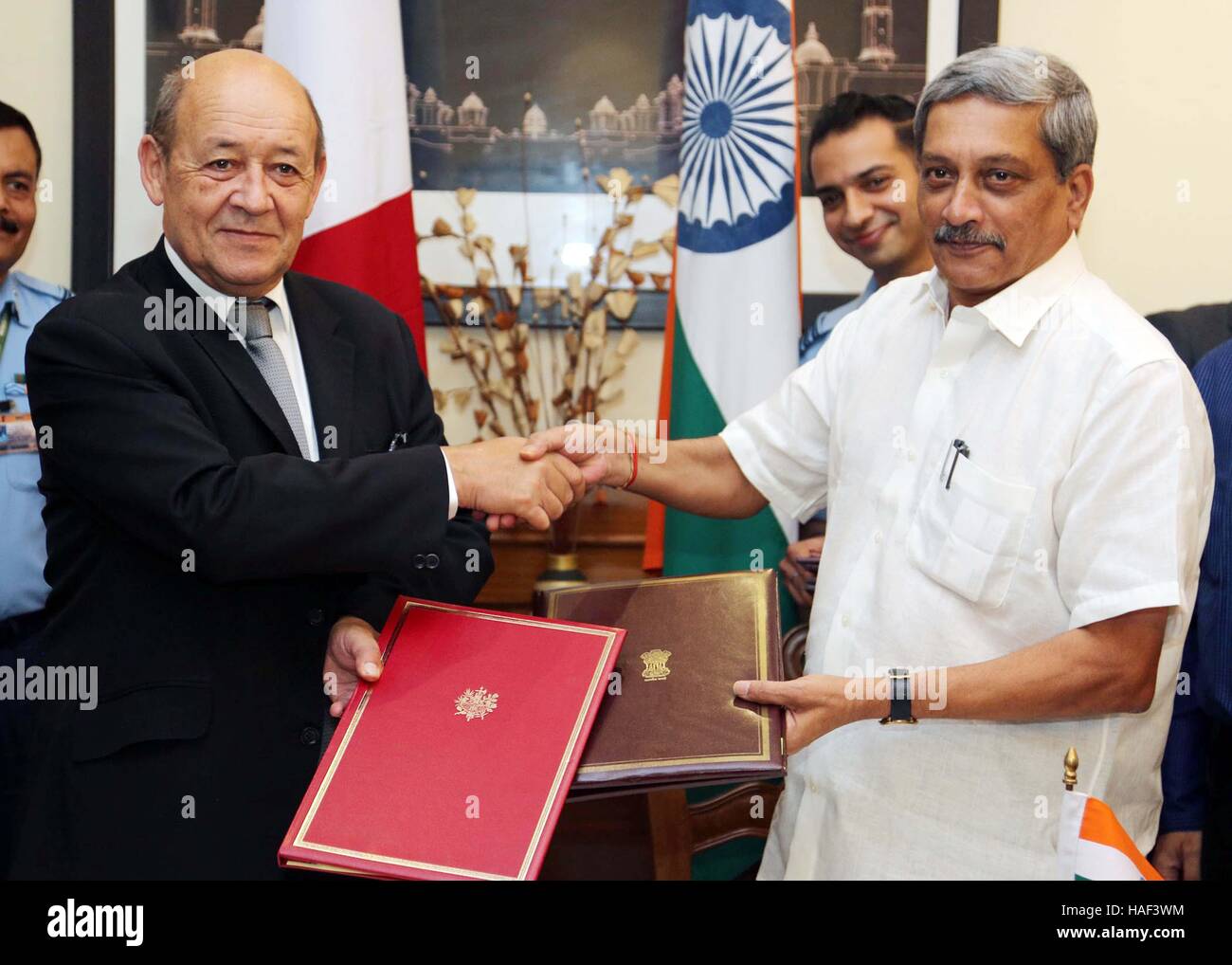 Ministro della difesa francese Jean Yves le Drian indiano ministro della difesa Manohar Parrikar agitare le mani jet fighter New Delhi Foto Stock