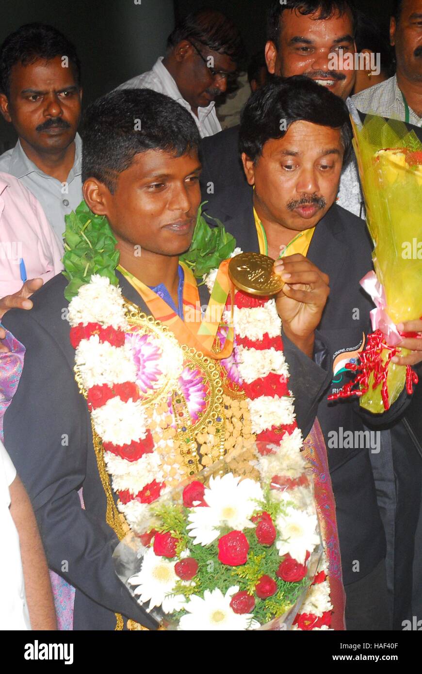 Rio oro paralimpico Mariyappan medallist Thangavelu benvenuto sul suo arrivo all aeroporto di Chennai in India il 23 settembre 2016. Foto Stock