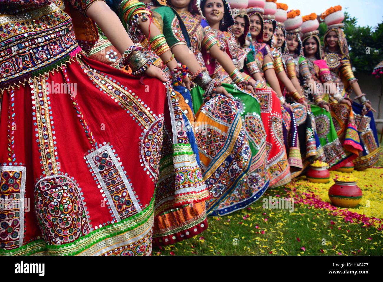 Ragazze in costumi tradizionali, pratica il Garba passi di danza in preparazione per il festival di Navratri in Ahmadabad Foto Stock