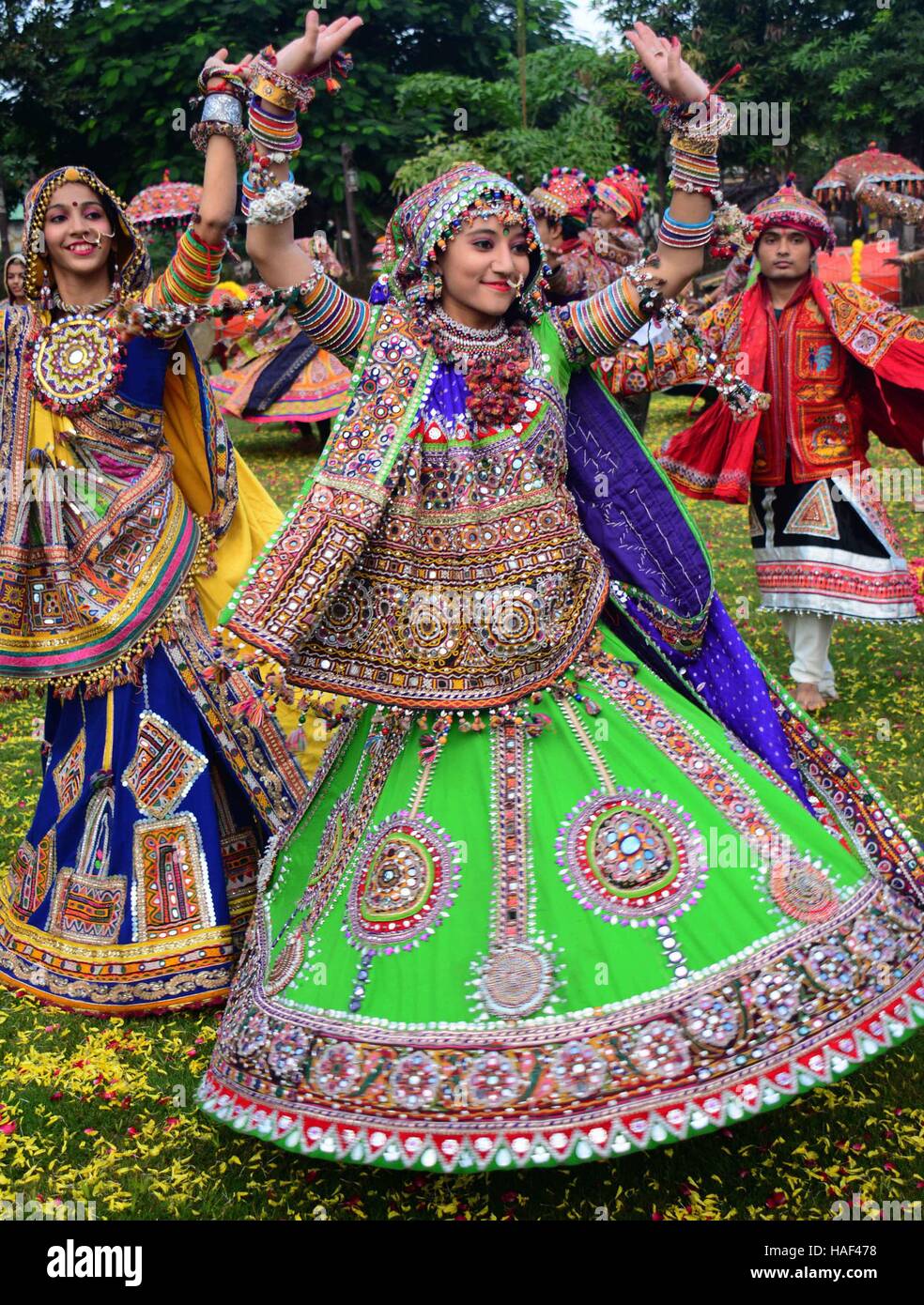 Ragazze in costumi tradizionali, pratica il Garba passi di danza in preparazione per il festival di Navratri in Ahmadabad Foto Stock