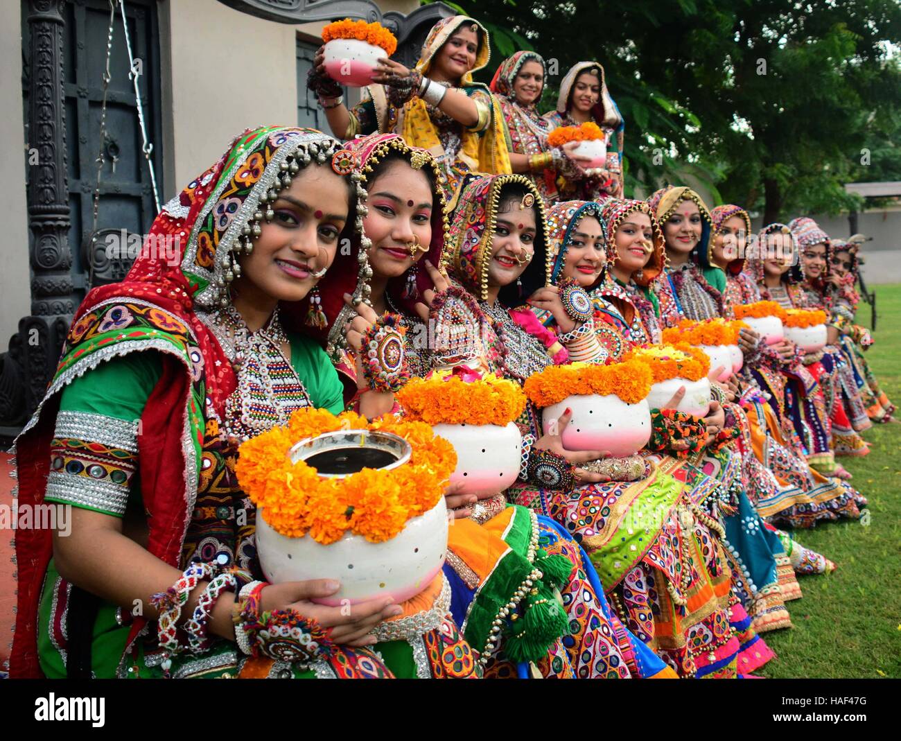 Ragazze in costumi tradizionali, pratica il Garba passi di danza in preparazione per il festival di Navratri in Ahmadabad Foto Stock