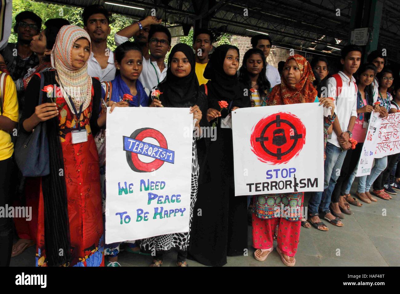 Gli studenti del Guru Nanak stadio scuola una protesta contro il terrorismo, al Guru Tegh Bahadur stazione ferroviaria di Mumbai Foto Stock