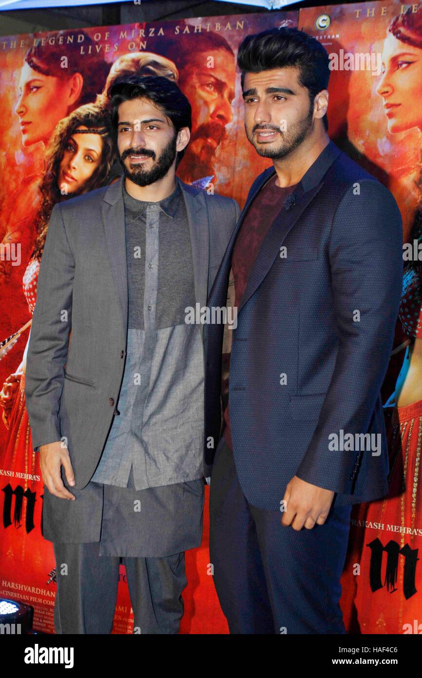 Gli attori di Bollywood Harshvardhan Kapoor e Arjun Kapoor durante il tappeto rosso per ottenere insieme di film Mirzya in Mumbai Foto Stock