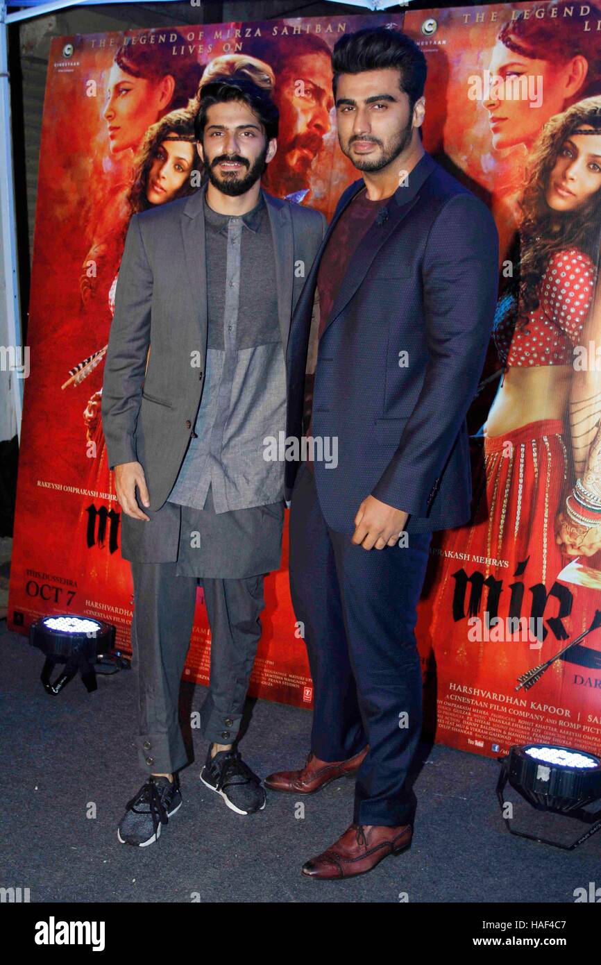 Gli attori di Bollywood Harshvardhan Kapoor e Arjun Kapoor durante il tappeto rosso per ottenere insieme di film Mirzya in Mumbai Foto Stock