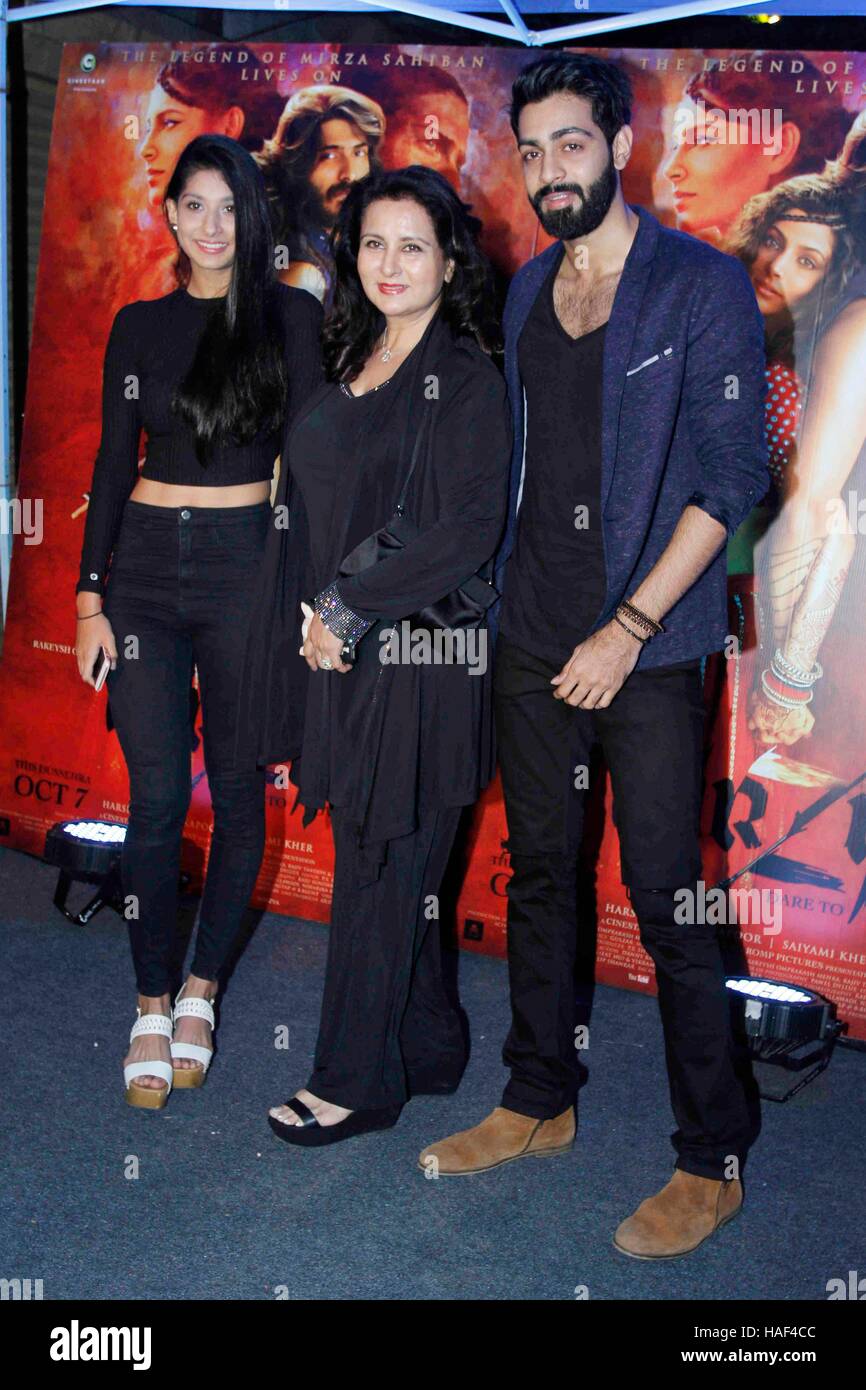 Attore di Bollywood Poonam Dhillon con sua figlia Paloma e figlio Anmol red carpet per ottenere insieme di film Mirzya Mumbai Foto Stock