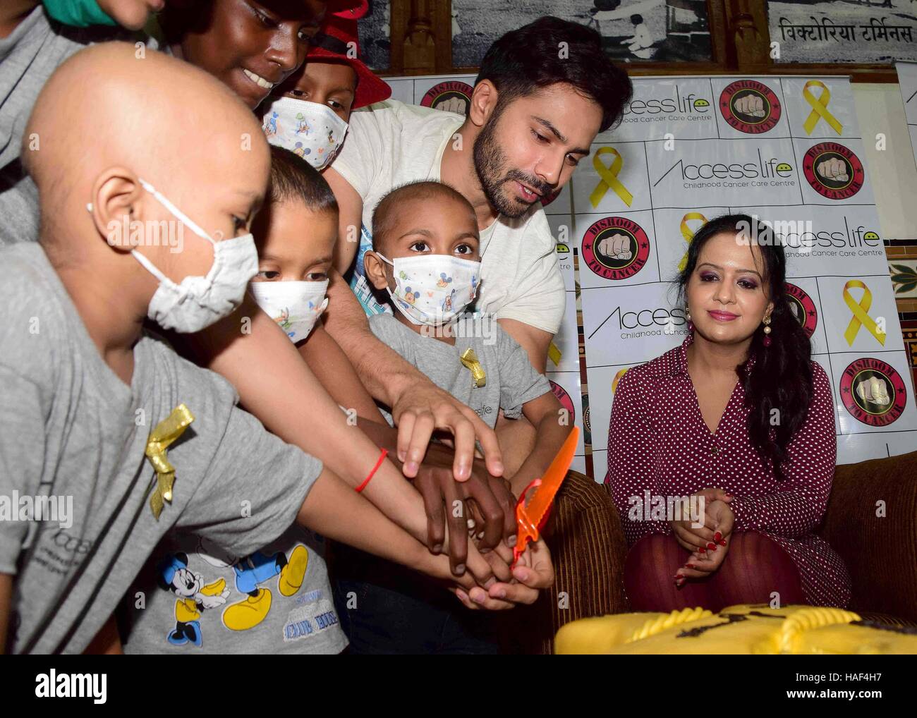 Varun Dhawan Amruta Fadnavis moglie Fadnavis Devendra con il cancro i bambini colpiti visite CST Mumbai Foto Stock