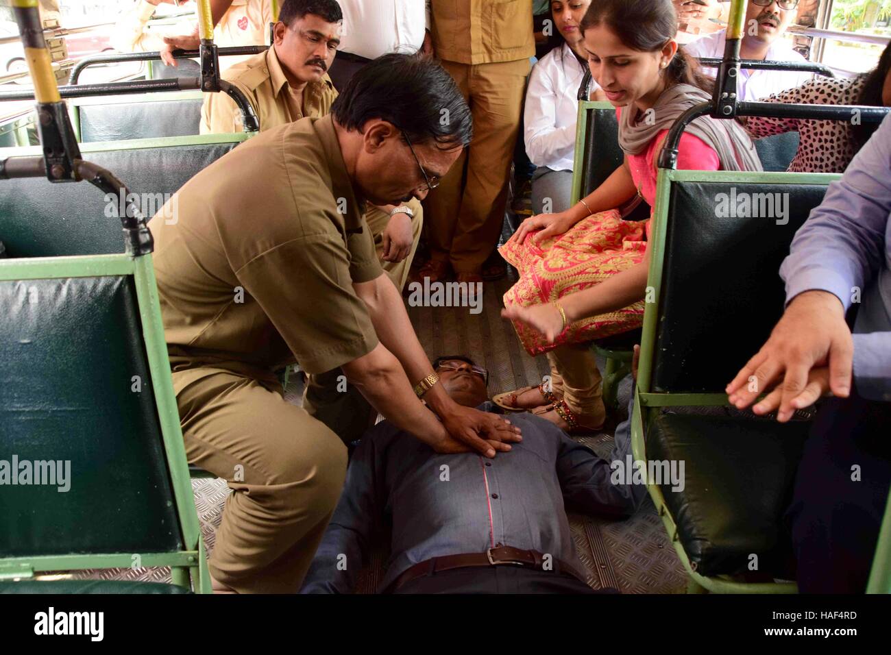 Miglior esecutore esegue le compressioni toraciche persona learning CPR sessione di formazione organizzato Ospedale Wockhardt Mumbai Foto Stock