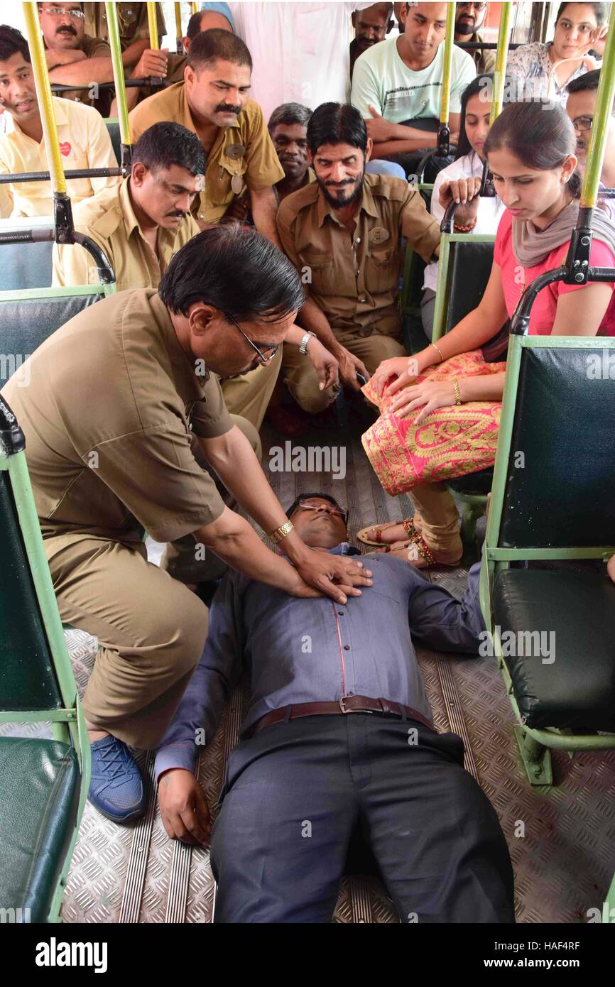Miglior esecutore esegue le compressioni toraciche persona mentre l'apprendimento CPR sessione di formazione organizzato Ospedale Wockhardt Mumbai Foto Stock