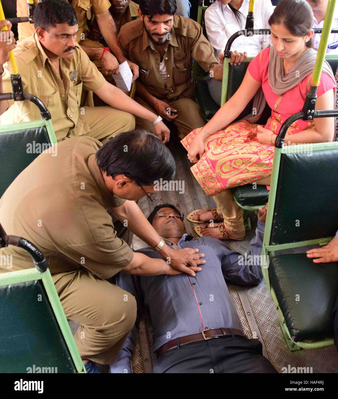 Miglior esecutore esegue le compressioni toraciche persona learning CPR sessione di formazione organizzati Wockhardt Bus Ospedale dipendenti Mumbai Foto Stock