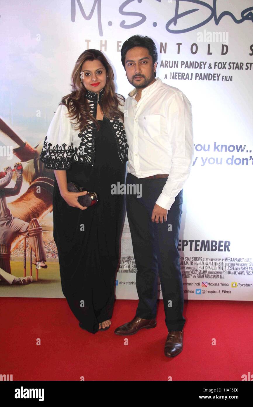 Dheeraj Deshmukh insieme con la moglie Deepshika Bhagnani durante la proiezione del film M S Dhoni, in Mumbai, India Foto Stock