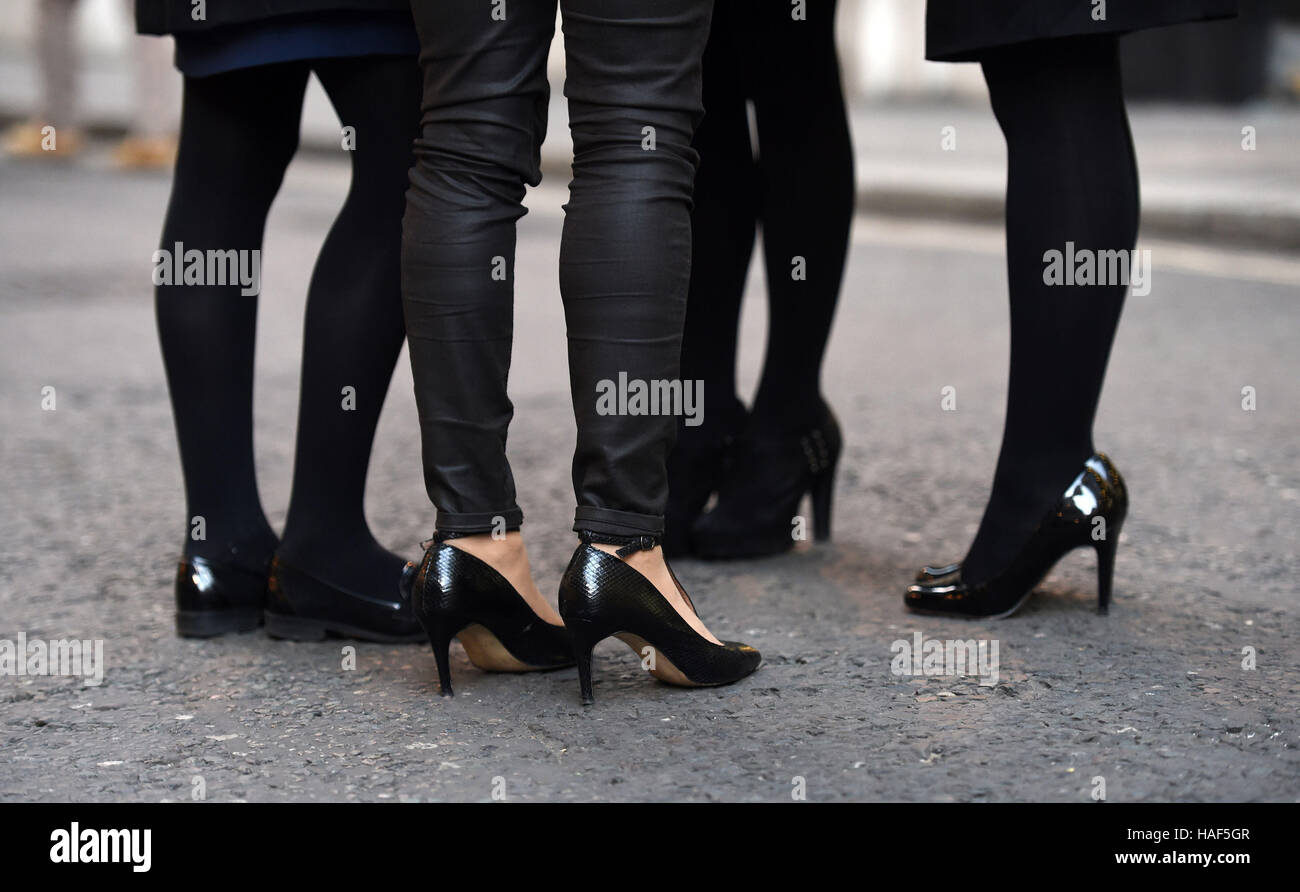 Una vista generale delle donne in piedi vicino al mercato Leadenhall, Londra, come una relazione suggerisce che più di 250.000 giovani donne non ricevono il sostegno di cui hanno bisogno per trovare lavoro. Foto Stock