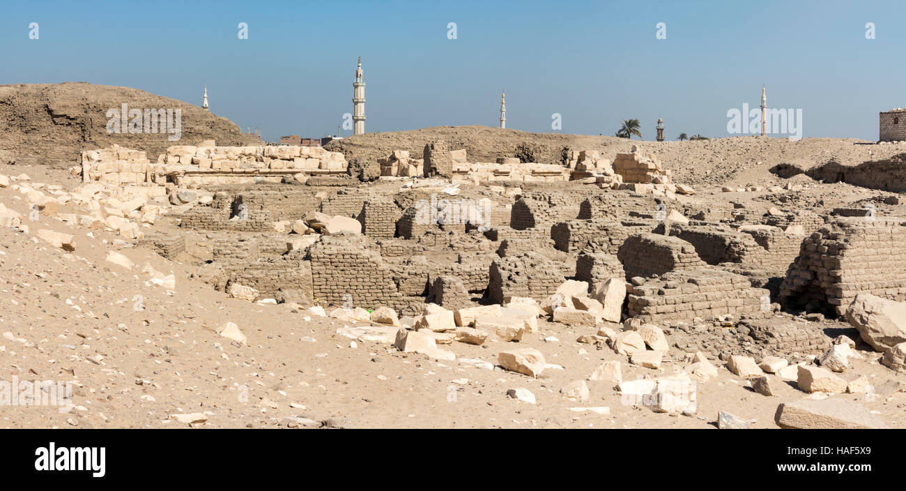 I resti della cinta muraria e mound e moderno villaggio in background di Kom el Sultan a Abydos medio Egitto Foto Stock