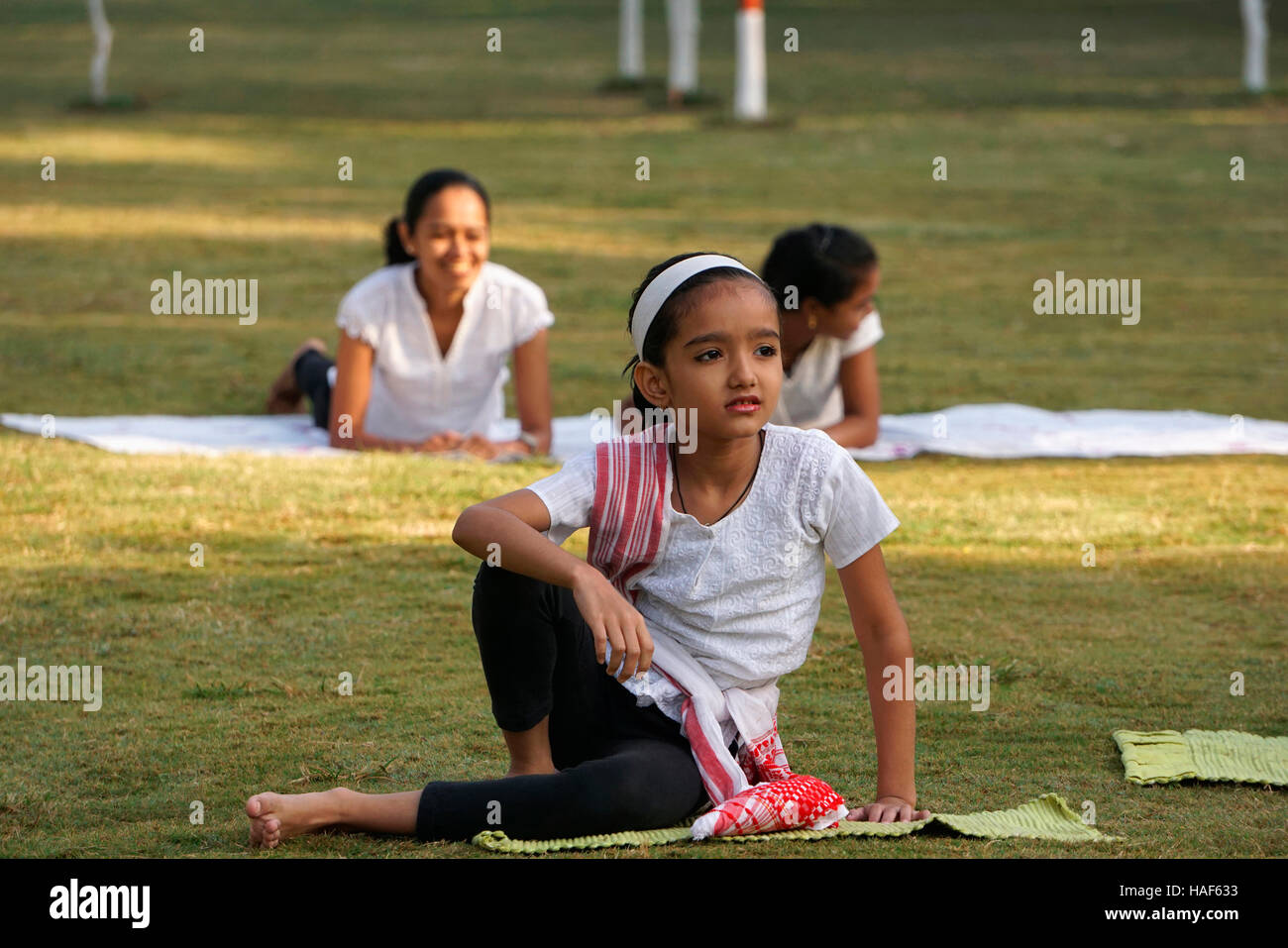 Poco ragazza seduta nel giardino di Pune, Maharashtra. Foto Stock