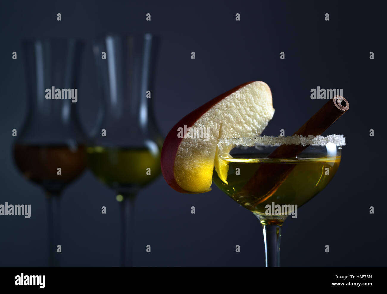 Liquore dolce con Apple e la stecca di cannella Foto Stock