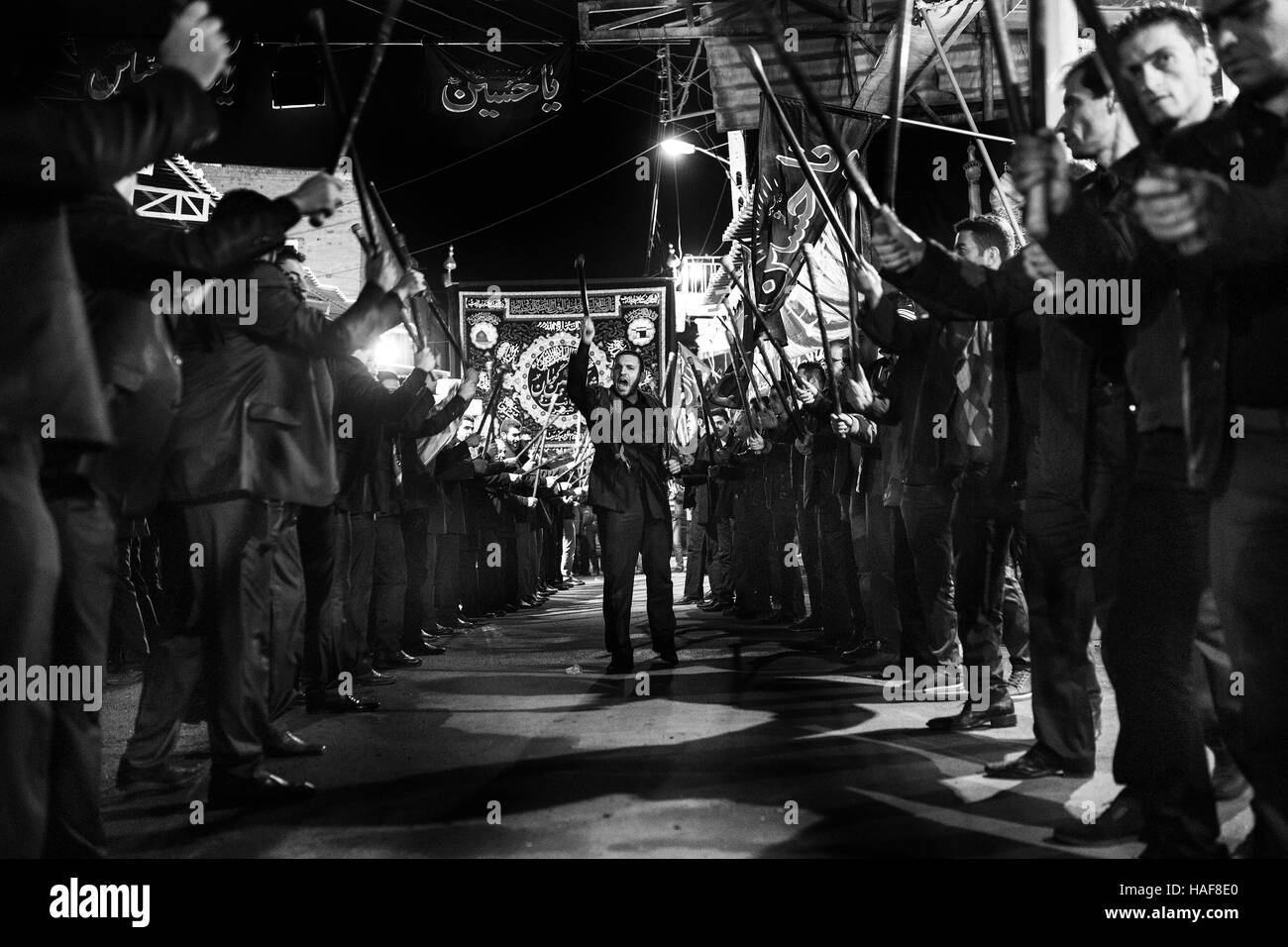 Shia muslums pregare in lutto di Ashura nella città di Tabriz di azerbaijani provincia dell'Iran. Foto Stock