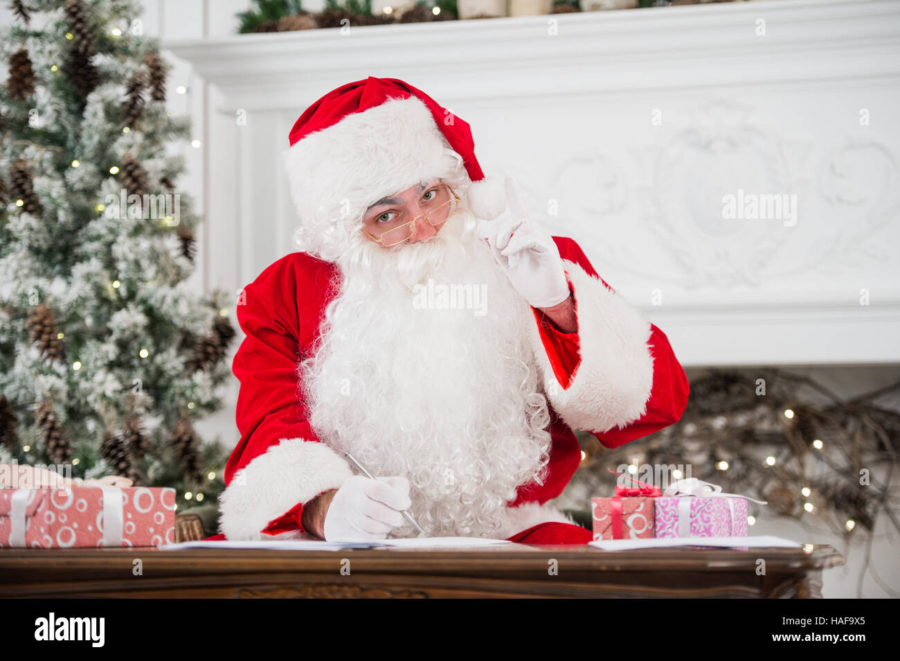 Babbo Natale scrive la lettera e indicando con il suo dito Foto Stock
