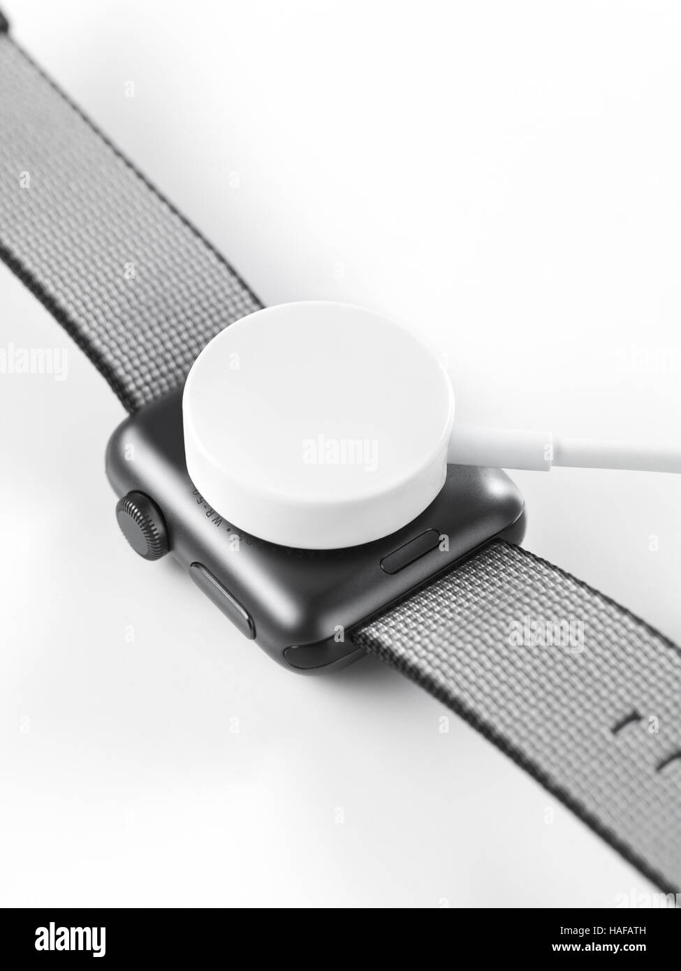 Apple Watch smartwatch la carica in modalità wireless da induttivo  caricabatterie wireless Foto stock - Alamy