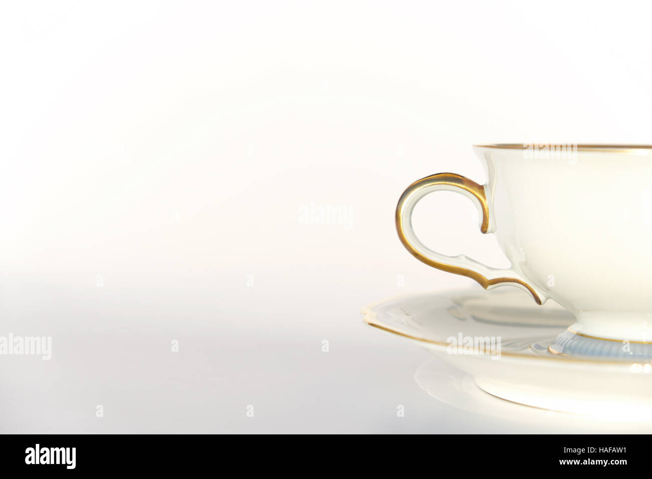 Belle porcellane tazza da caffè con piattino su sfondo bianco con spazio di copia Foto Stock