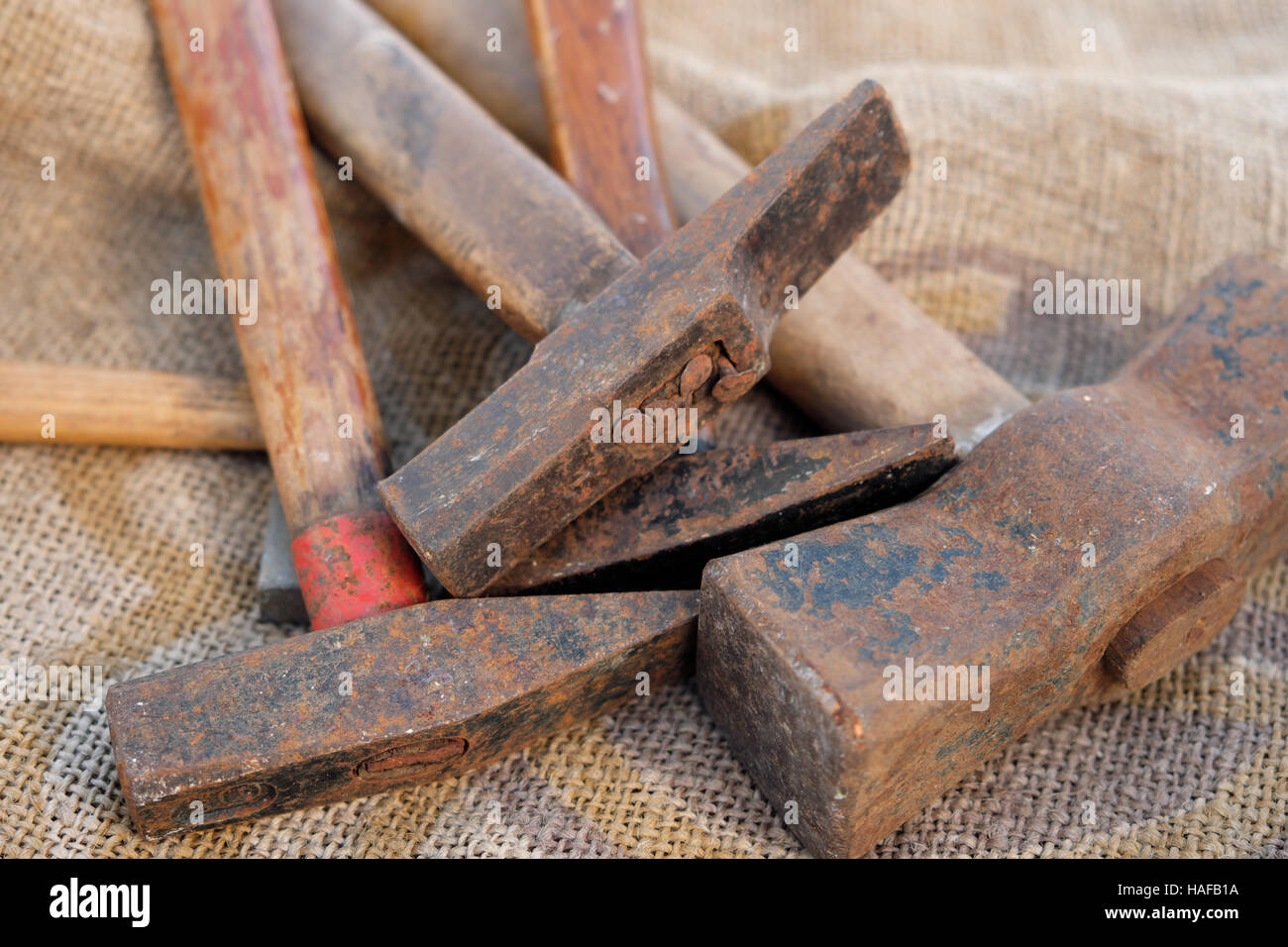 Gruppo di vecchio maglio - strumenti arrugginito Foto stock - Alamy