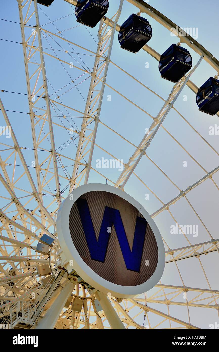 Il Navy Pier's Centennial ruota con un grande simbolo W a sostegno del Chicago Cubs durante il 2016 playoff e World Series. Chicago, Illinois, Stati Uniti d'America. Foto Stock