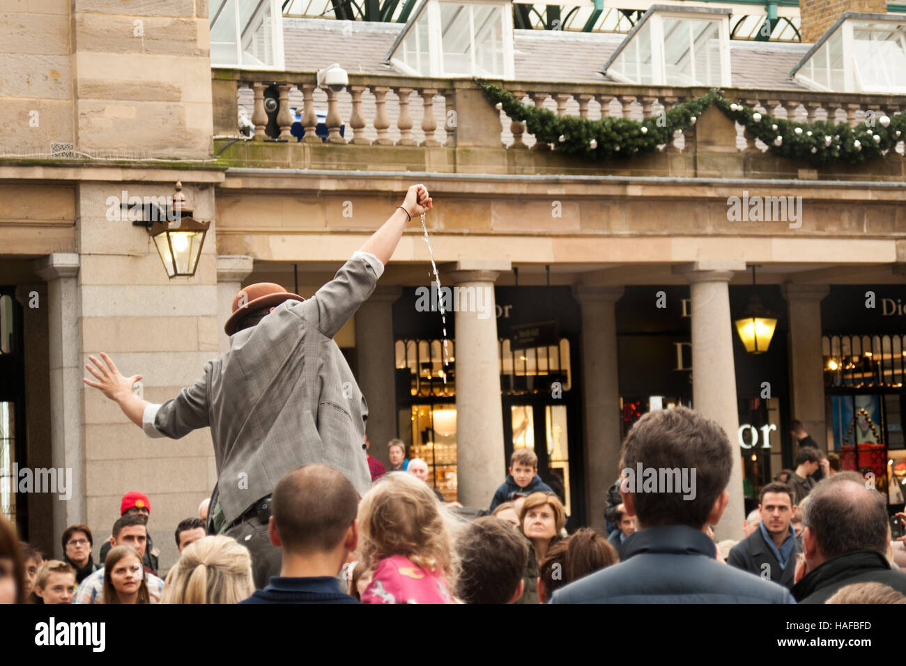 Il Covent Garden Street mago eseguendo davanti a una folla di turisti, Covent Garden di Londra, Regno Unito - Ottobre 2014 Foto Stock