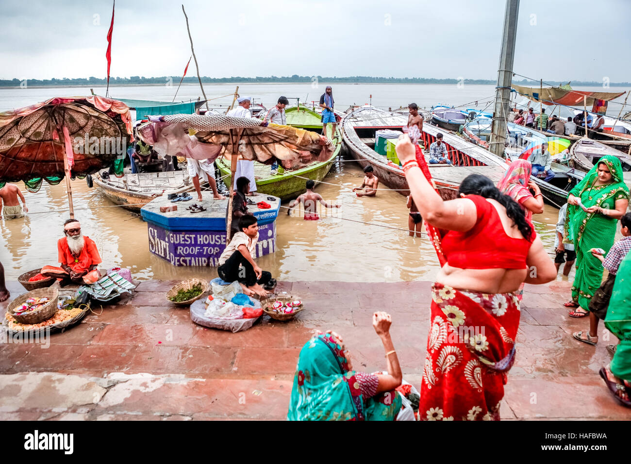 Folle di persone locali a Dashashwamedh Ghat mentre il fiume Gange inonda. Varanasi, India. Foto Stock