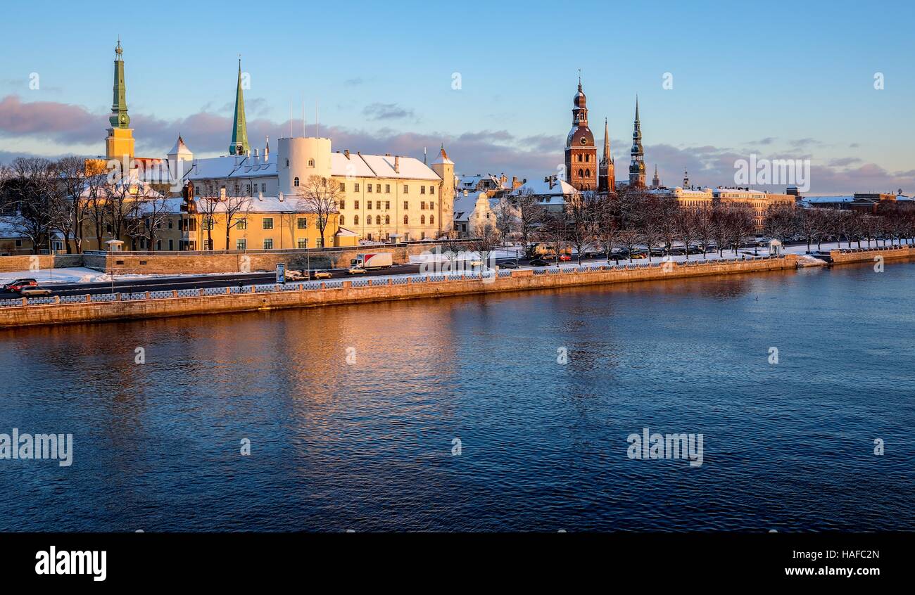 Panorama del centro storico di Riga in serata. Vista d'inverno. Foto Stock