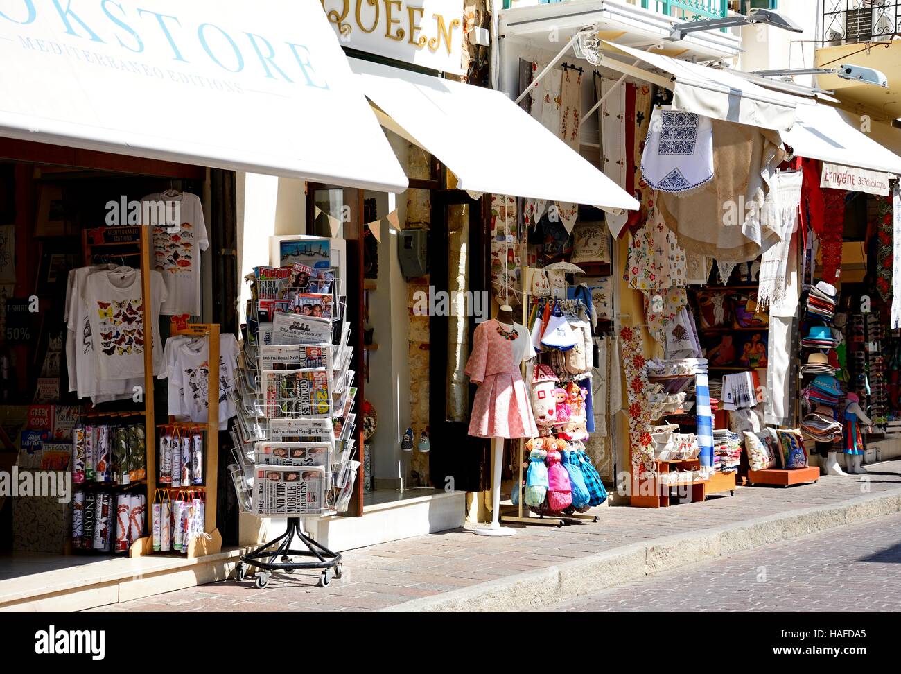 Tourist shopping street nella città vecchia, Rethimno, Creta, Grecia, l'Europa. Foto Stock