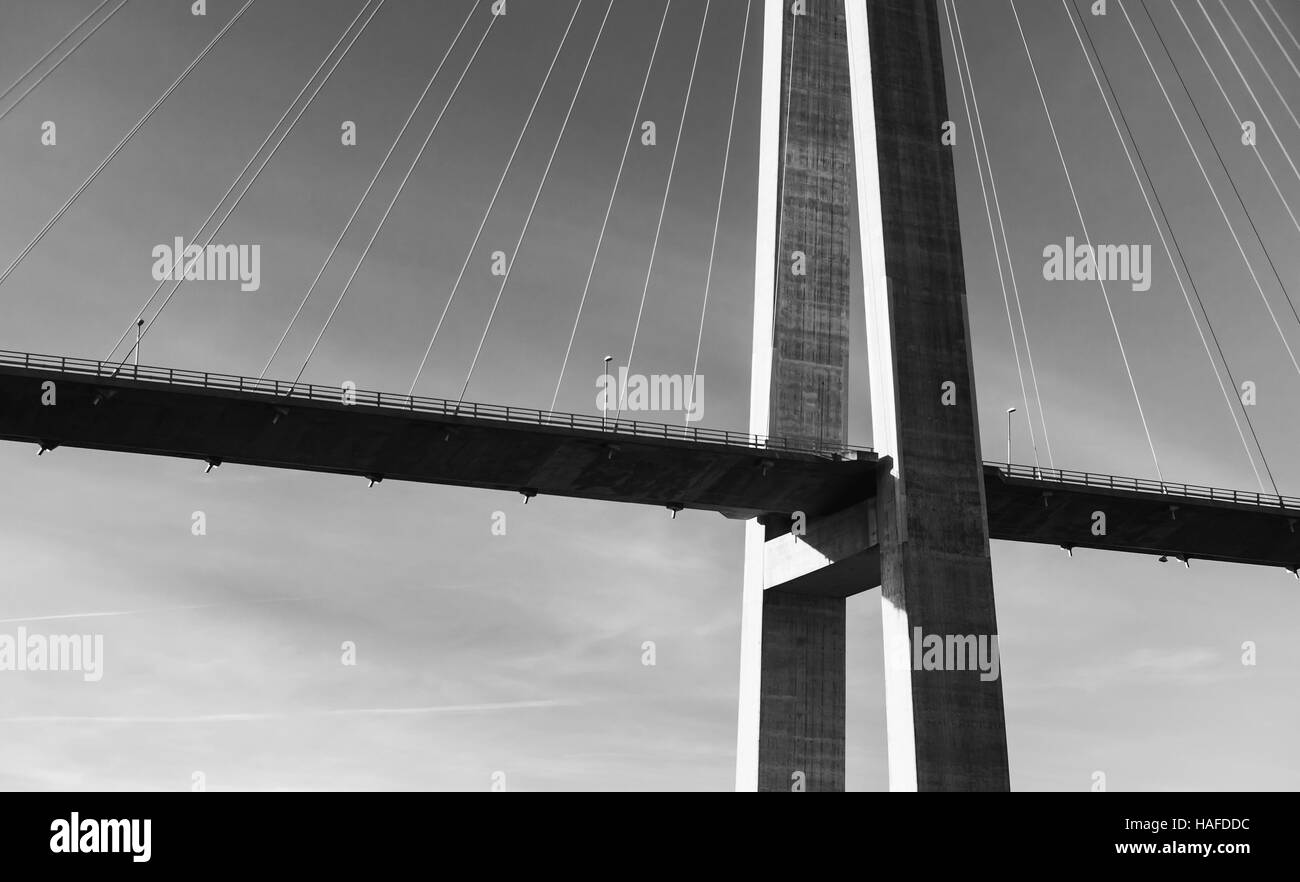 Foto in bianco e nero del moderno cavo automobilistico-alloggiato ponte in Norvegia Foto Stock