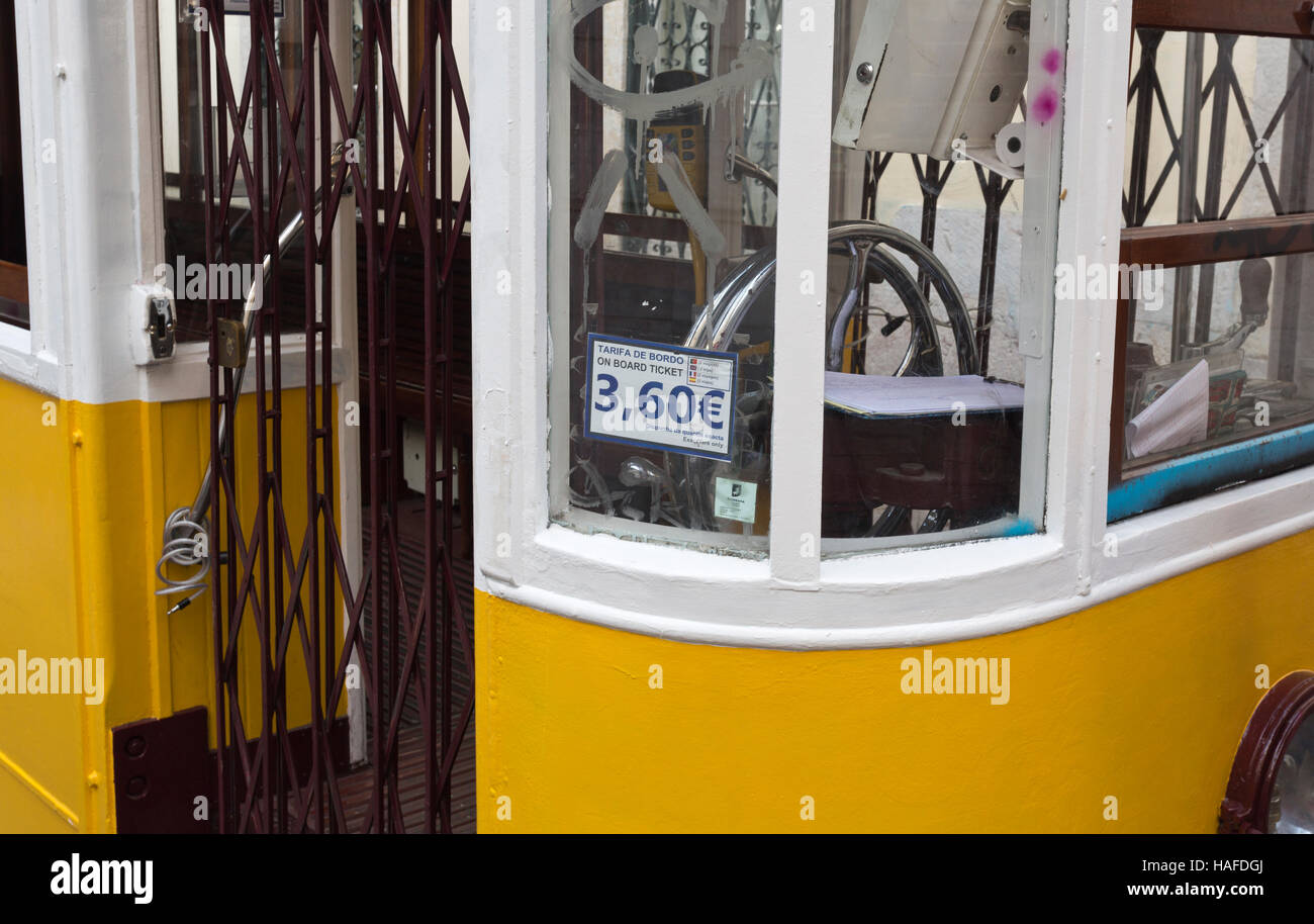 Dettaglio della voce del tram, il volante e la tariffa esorbitante di un minuto di cammino per la strada a Lisbona, Portogallo Foto Stock