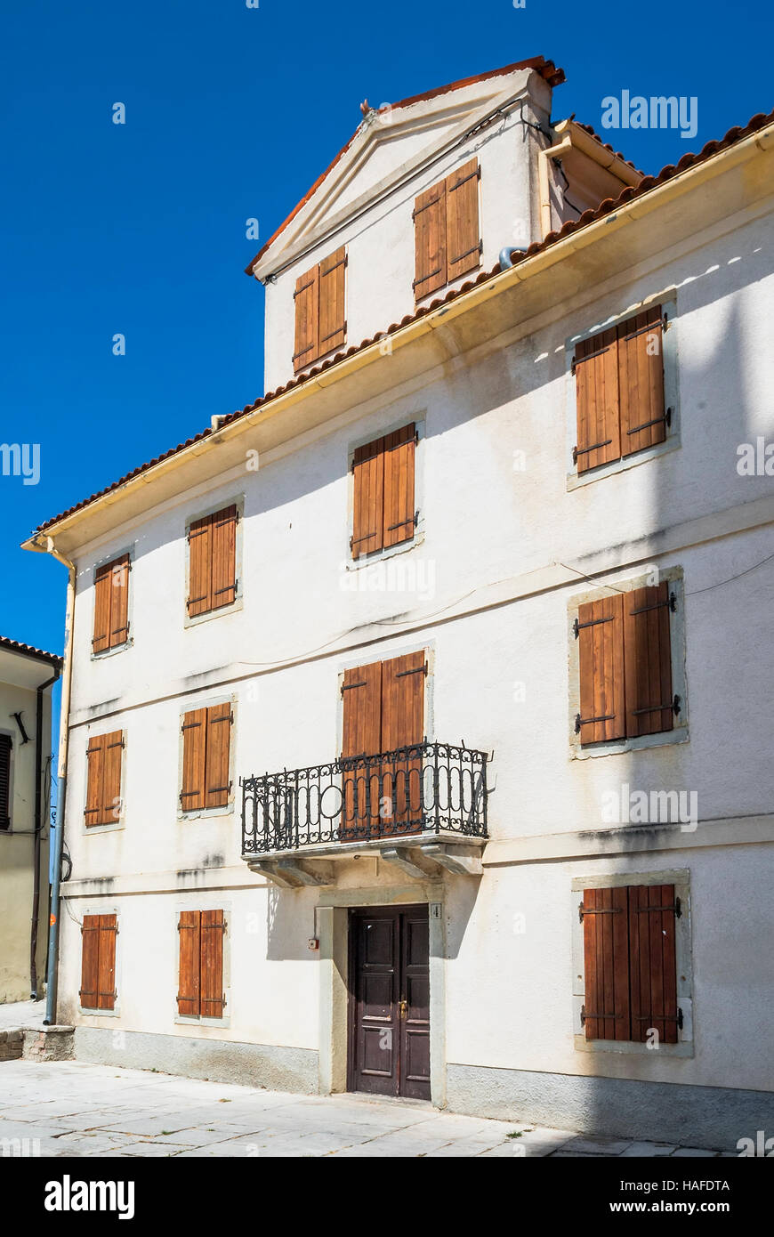 La facciata della vecchia casa nella piazza centrale di Montona. Istria. La Croazia. Foto Stock