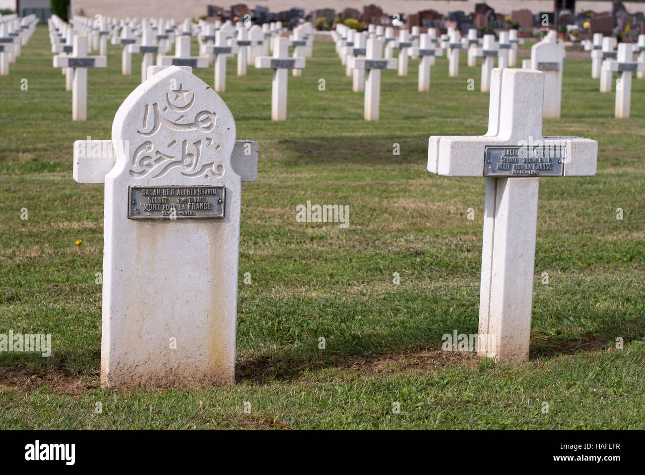 Una musulmana e cristiana sepoltura nazionale francese il Cimitero di Guerra a Vic-Sur-Aisne Aisne, Hauts-de-France, Francia, Europa Foto Stock