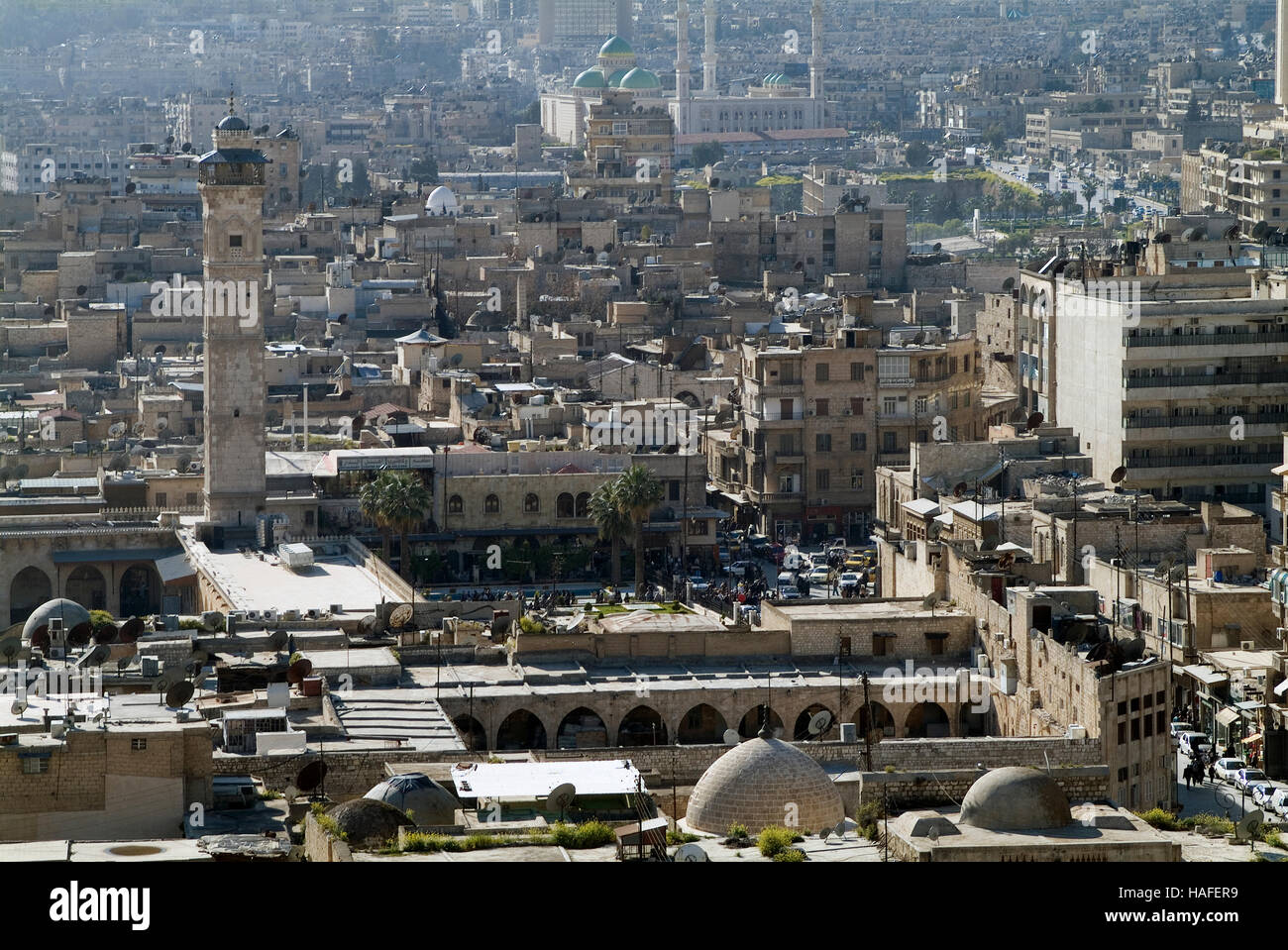 La vista su Al-Madina Souq e la grande moschea di Aleppo dalla cittadella prima della guerra civile. Foto Stock