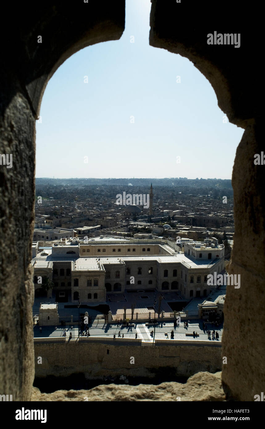 La vista di Aleppo dalla cittadella, un grande medievale palazzo fortificato, prima della guerra civile. Foto Stock