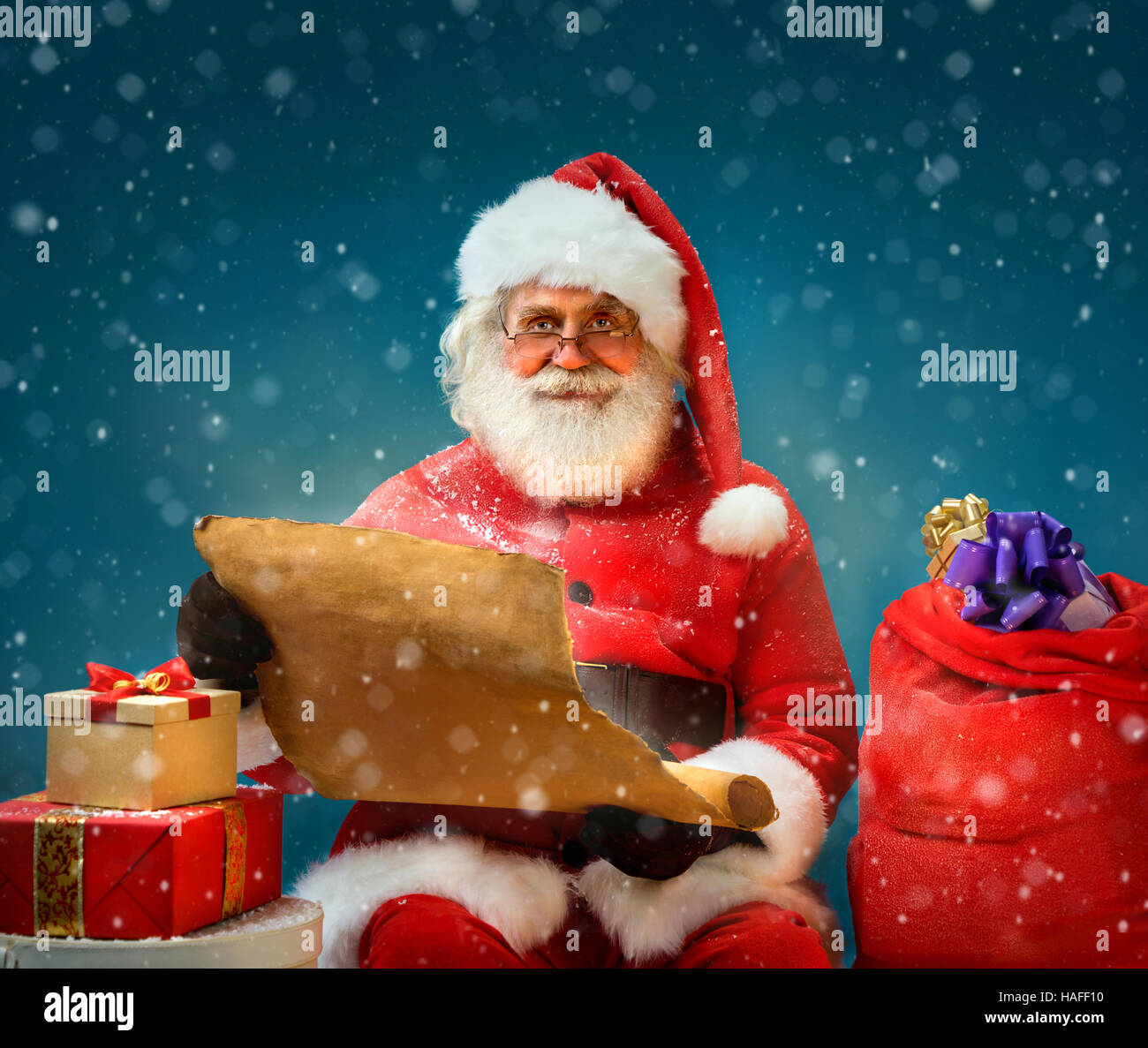 Santa Claus azienda carta vintage e legge lunga lista di regali per bambini.  Buon Natale & Capodanno concetto Foto stock - Alamy