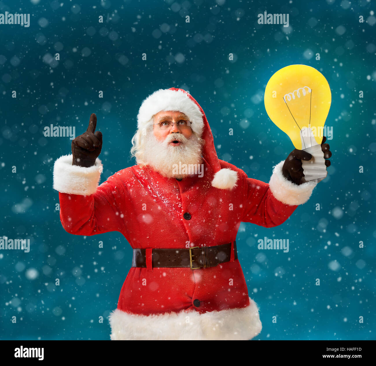 Bizzarro Babbo Natale con la bocca aperta e puntare il dito mostrando lampadina banner. Babbo Natale su sfondo blu avente una buona idea. Happy New Ye Foto Stock