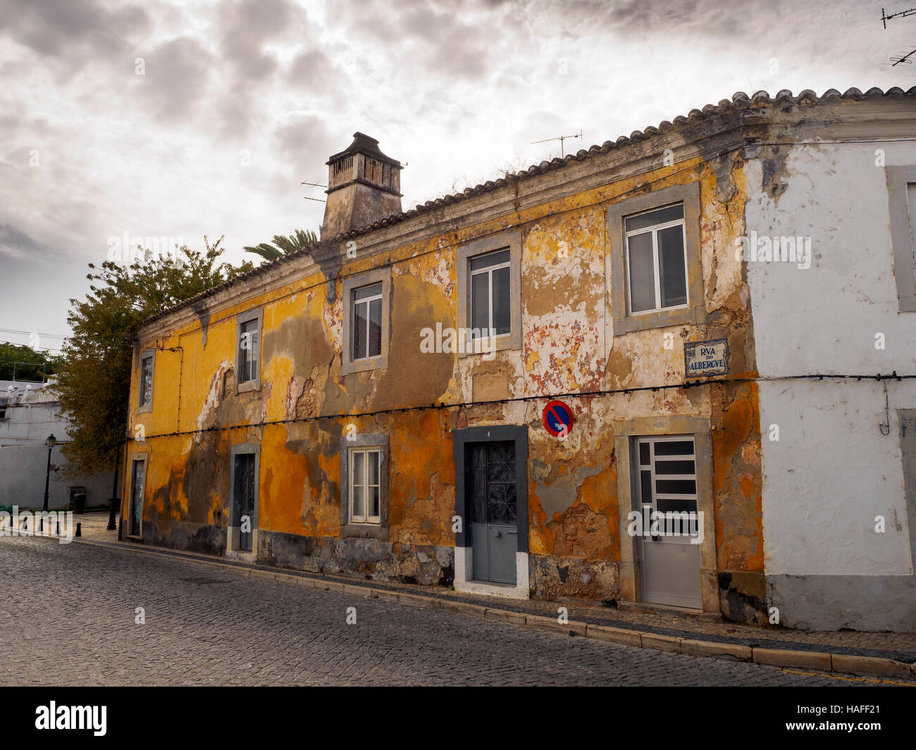 Street nella città vecchia di Faro - regione di Algarve, PORTOGALLO Foto Stock