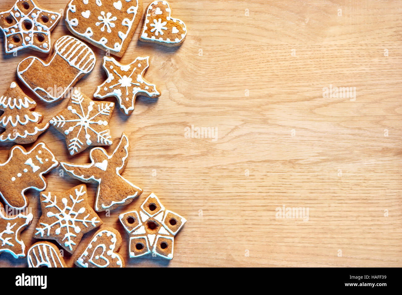 In casa biscotti di Natale su sfondo di legno. Copia dello spazio per il tuo testo. Vista superiore Foto Stock