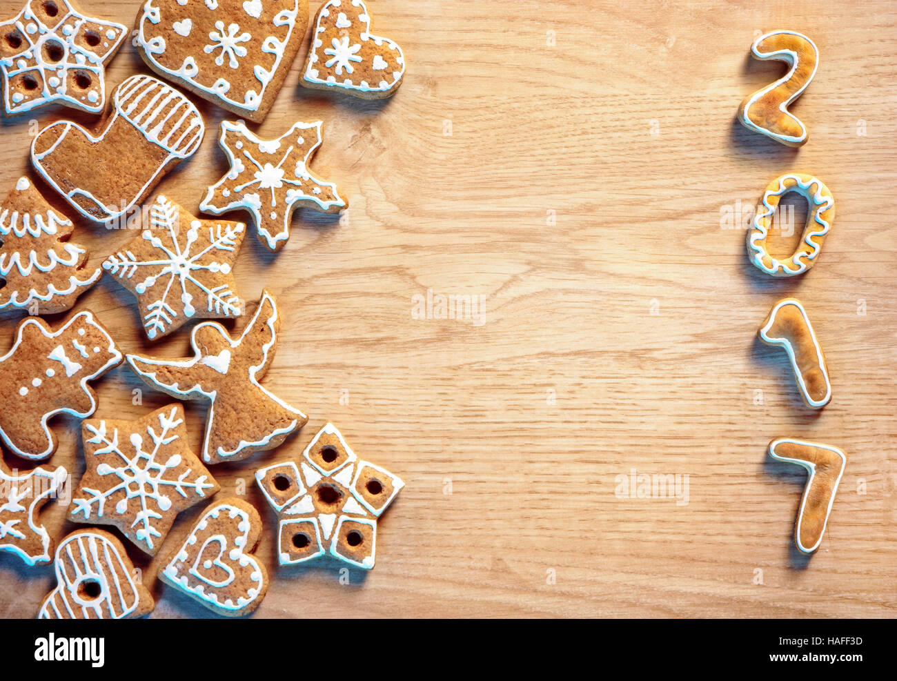 Buon Natale e felice anno nuovo! Deliziosi biscotti su sfondo di legno. Vista dall'alto. Foto Stock