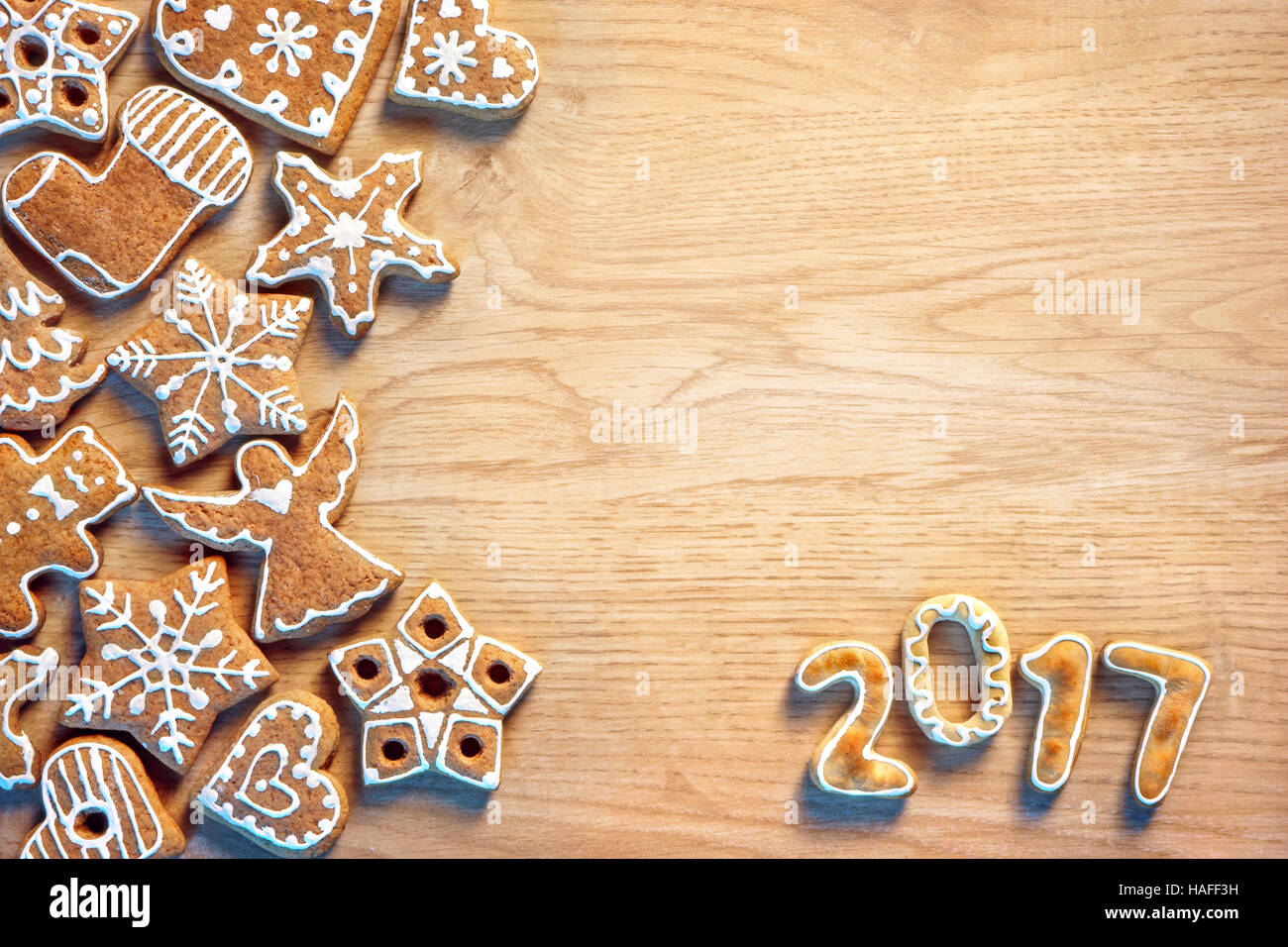 Biscotti di Natale su sfondo di legno. Vista dall'alto. Buon Natale e felice anno nuovo! Foto Stock