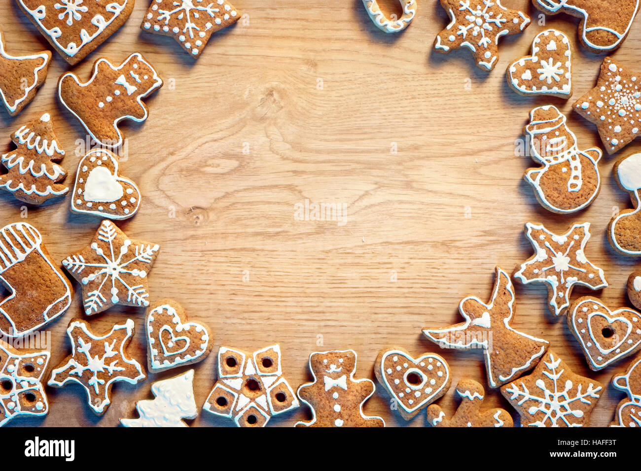 Natale gingerbread su un tavolo di legno. Vista dall'alto. Telaio di Natale sfondo. Copia dello spazio per il testo Foto Stock