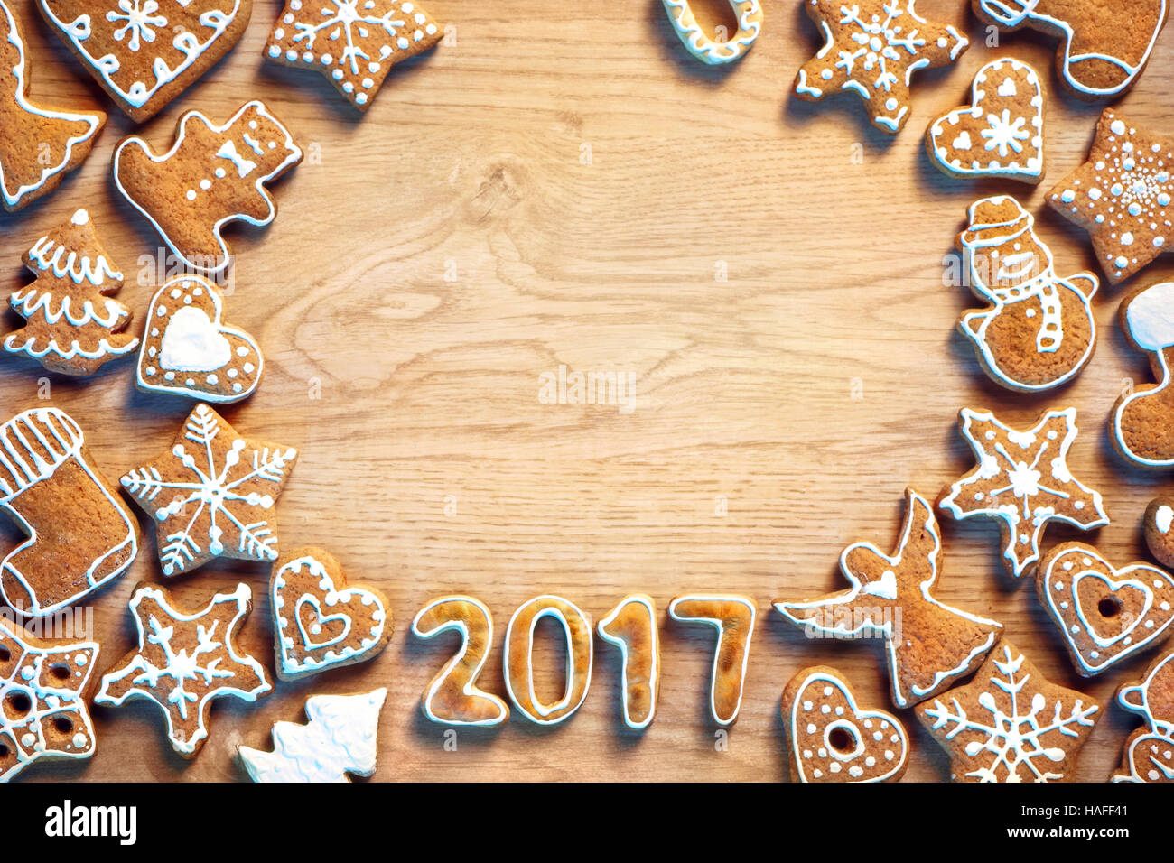 In casa biscotti di Natale su sfondo di legno. Copia dello spazio per il tuo testo. Foto Stock