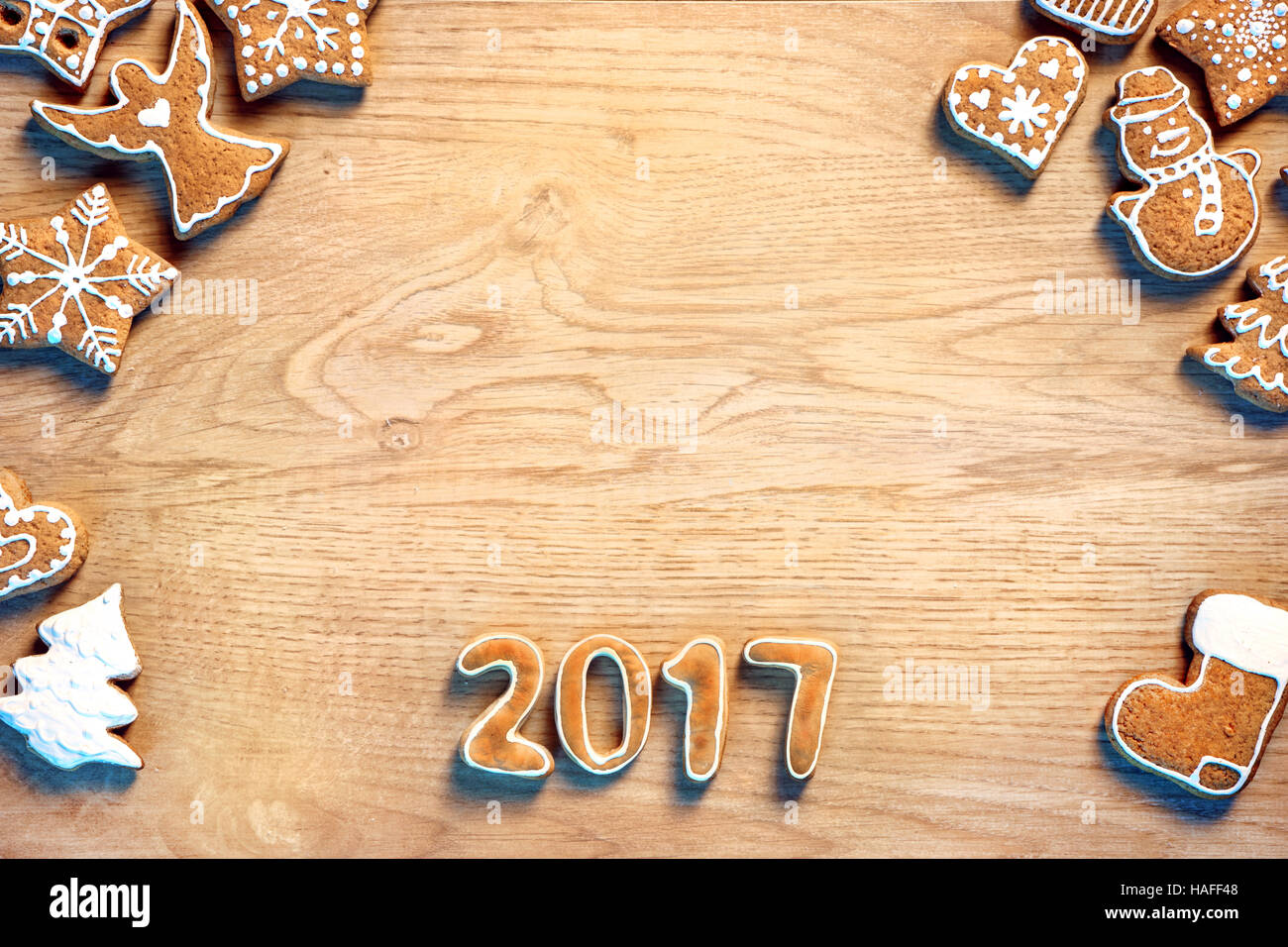 Buon Natale e felice anno nuovo! Biscotti di Natale su sfondo di legno. Vista dall'alto. Copia dello spazio per il testo Foto Stock