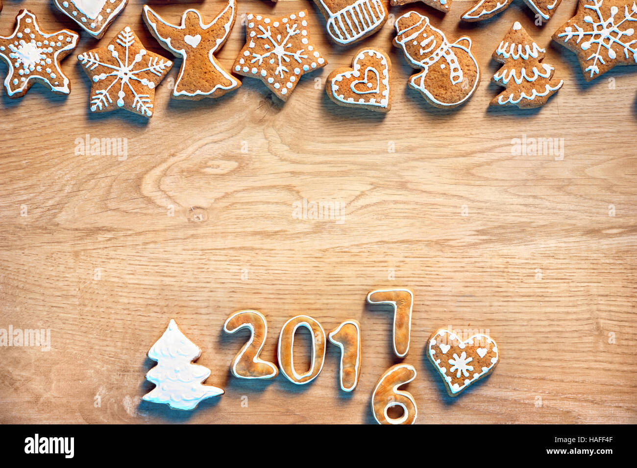Merry X-mas! Biscotti fatti in casa su sfondo di legno. Copia dello spazio per il tuo testo. Vista superiore Foto Stock