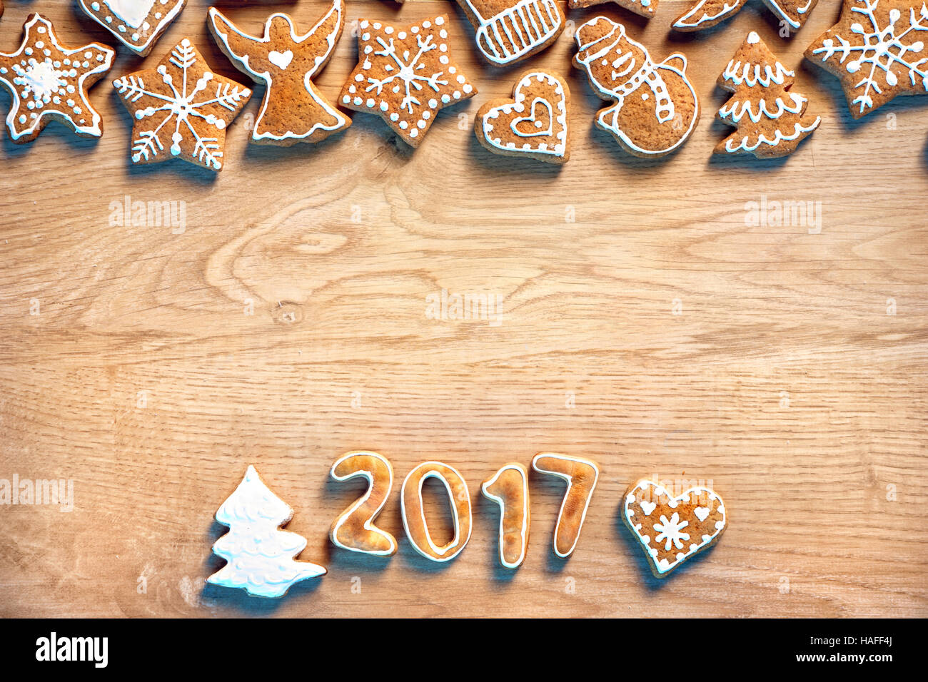 Buon Natale! Biscotti fatti in casa su sfondo di legno. Copia dello spazio per il tuo testo. Natale il concetto di cottura Foto Stock