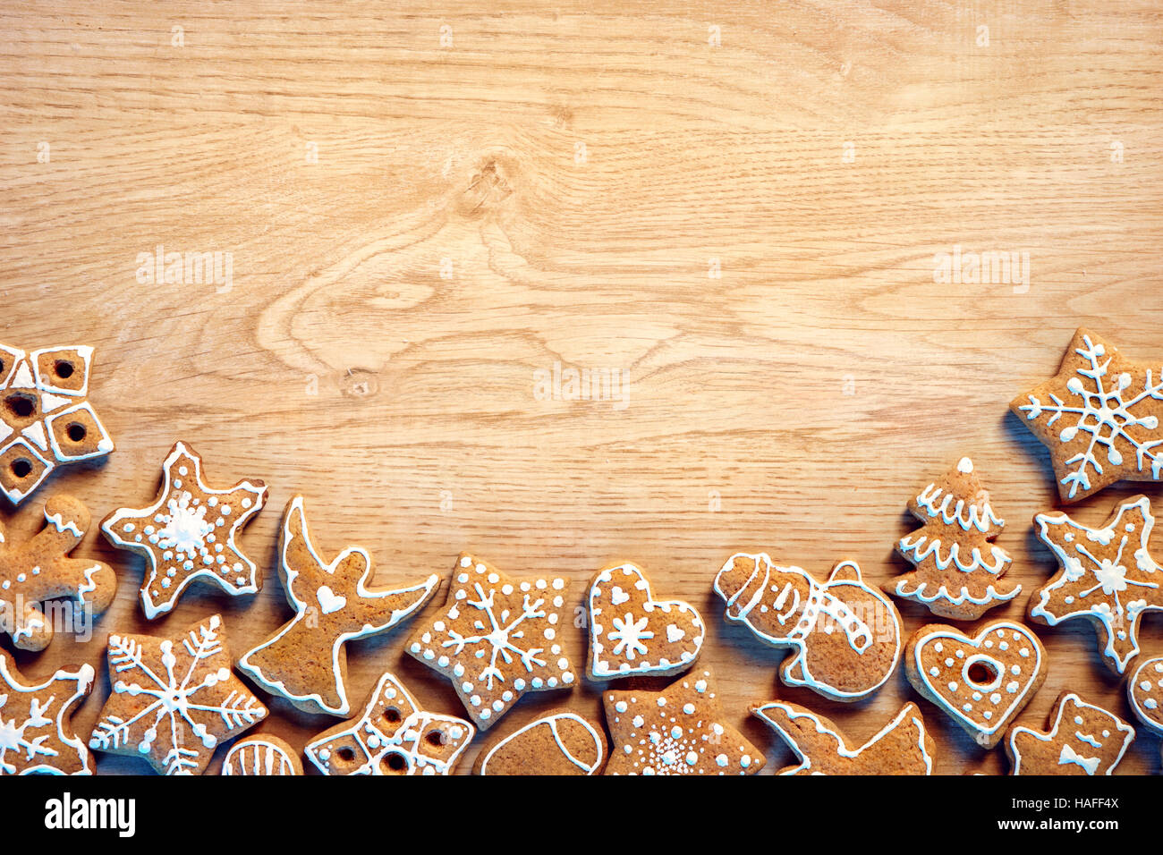 Sfondo di natale con Gingerbread cookie sul tavolo di legno. Copia dello spazio per il tuo testo. Vista superiore Foto Stock