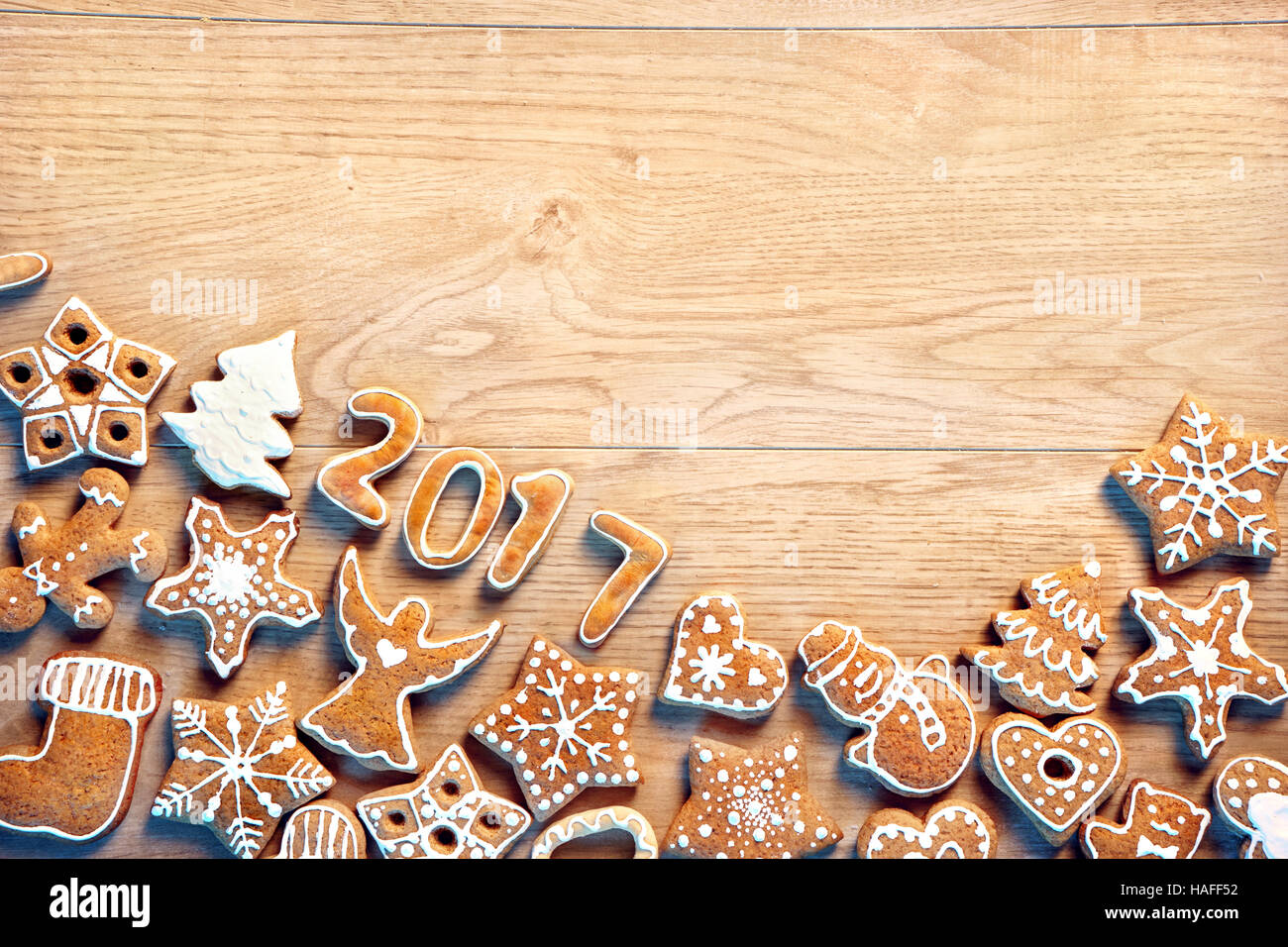 Sfondo di natale con Gingerbread cookie sul tavolo di legno. Copia dello spazio per il tuo testo. Vista superiore Foto Stock